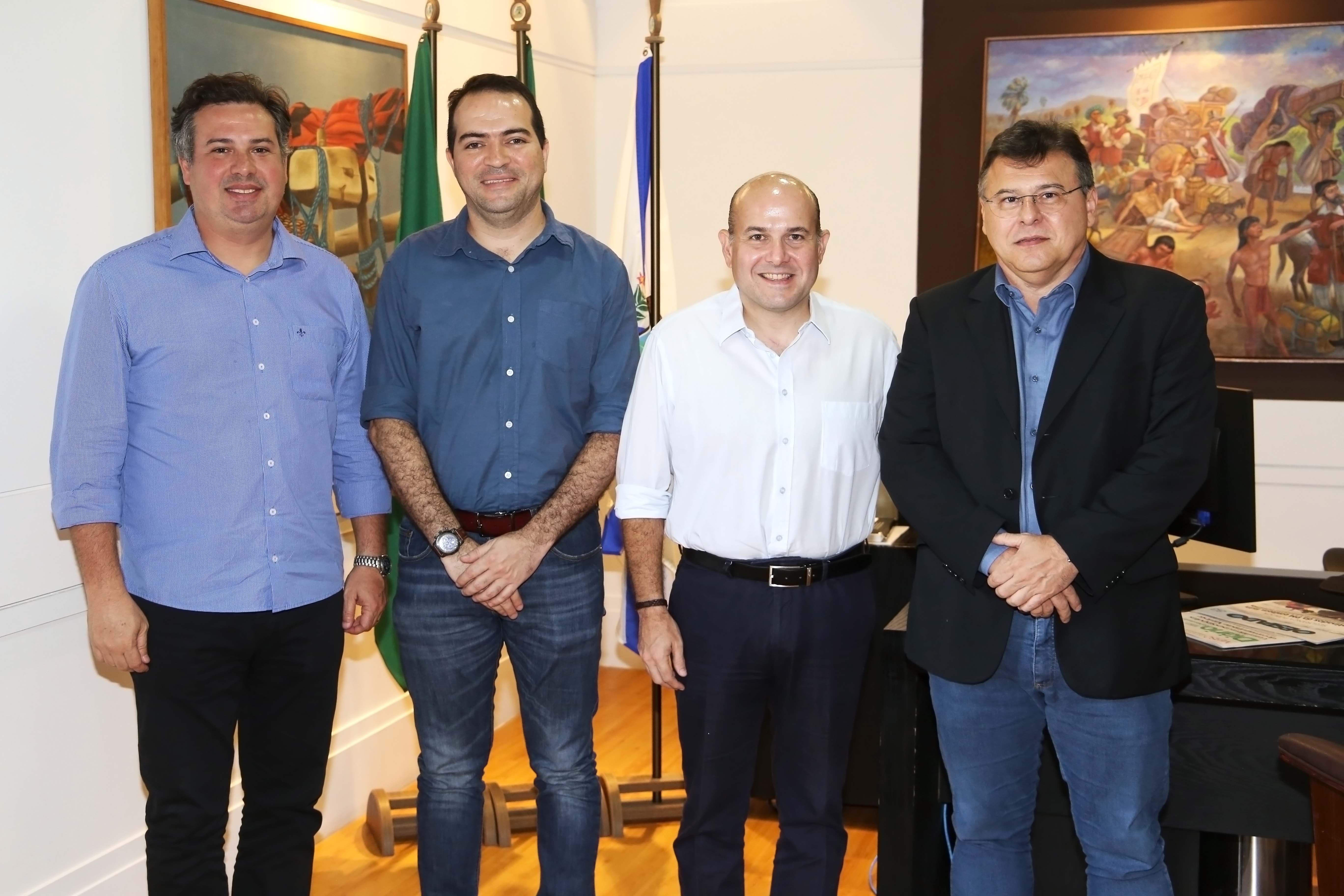 secretário, prefeito e presidentes do Ceará e do Fortaleza lado a lado em pé sorrindo para a foto